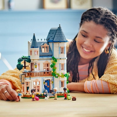 LEGO Friends 42638 - Castelul-pensiune (1311 piese)