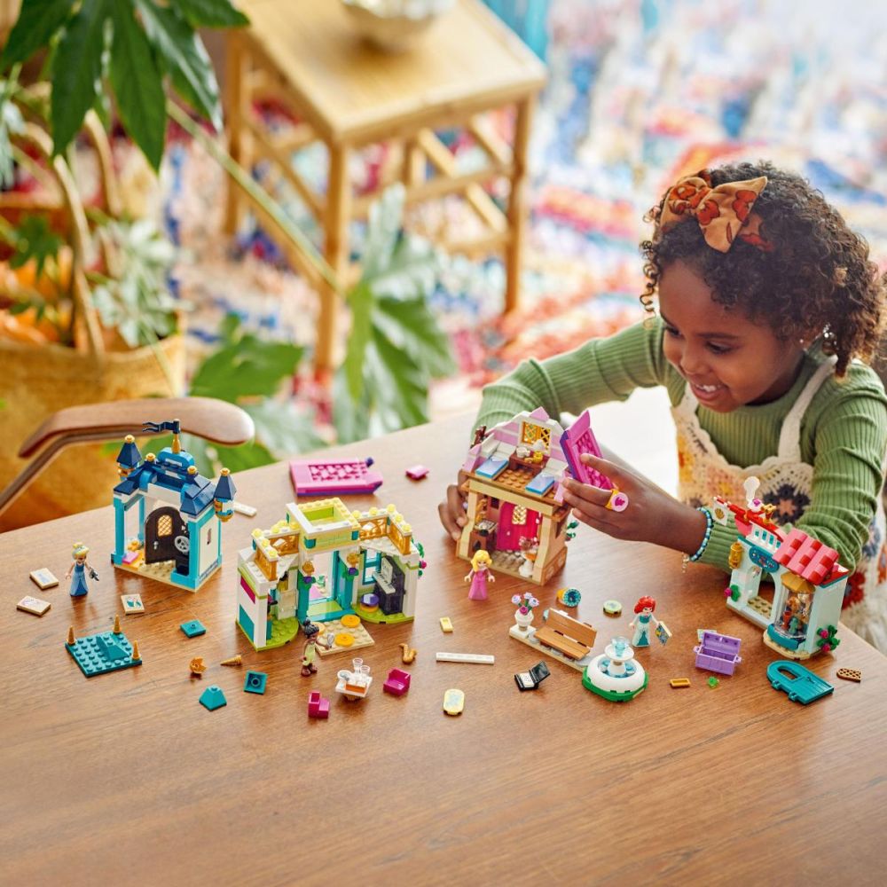 LEGO Disney Princess 43246 - Aventura la piata a printesei Disney (817 piese)