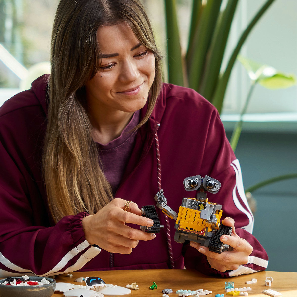 LEGO Disney Pixar 43279 - WALL-E si EVE (811 piese)