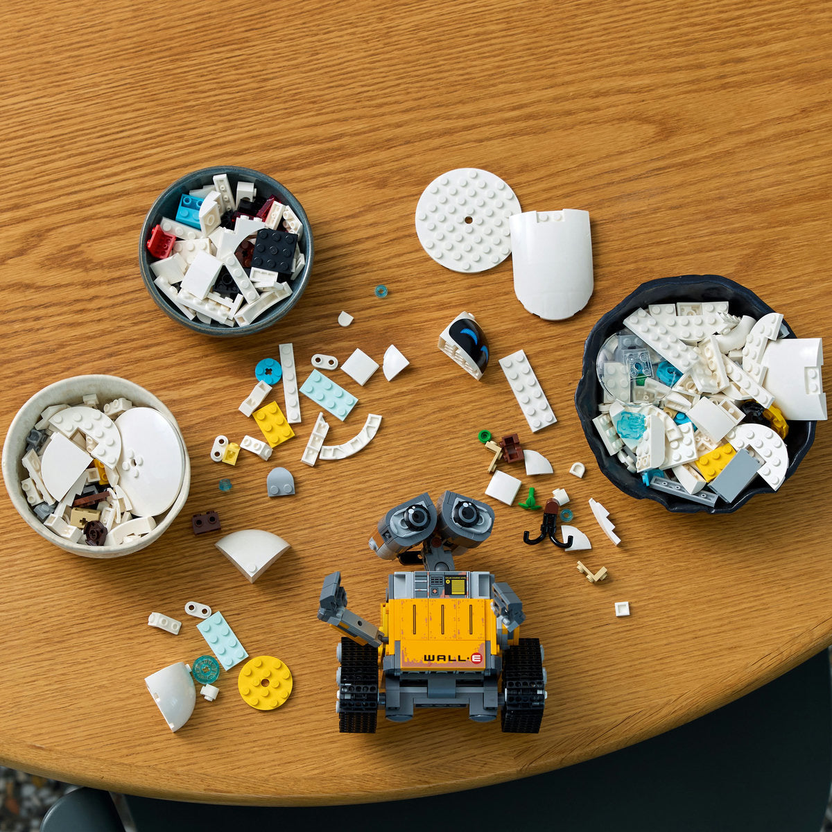 LEGO Disney Pixar 43279 - WALL-E si EVE (811 piese)