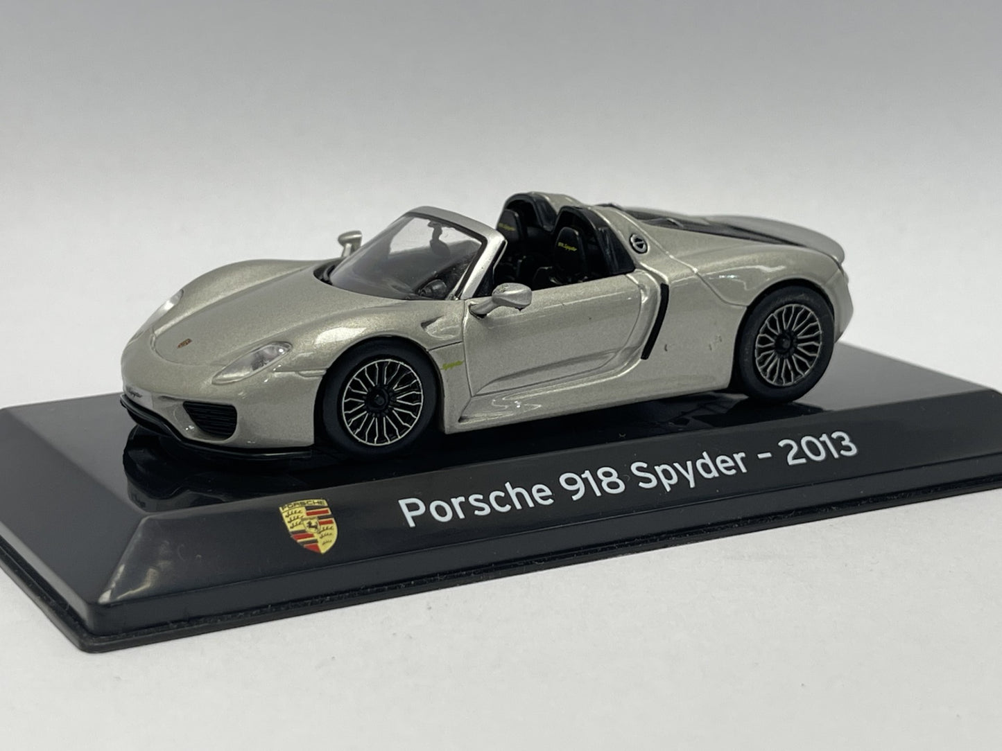 Porsche 918 Spyder 2013 cu vitrina plexiglass - 1/43 Altaya