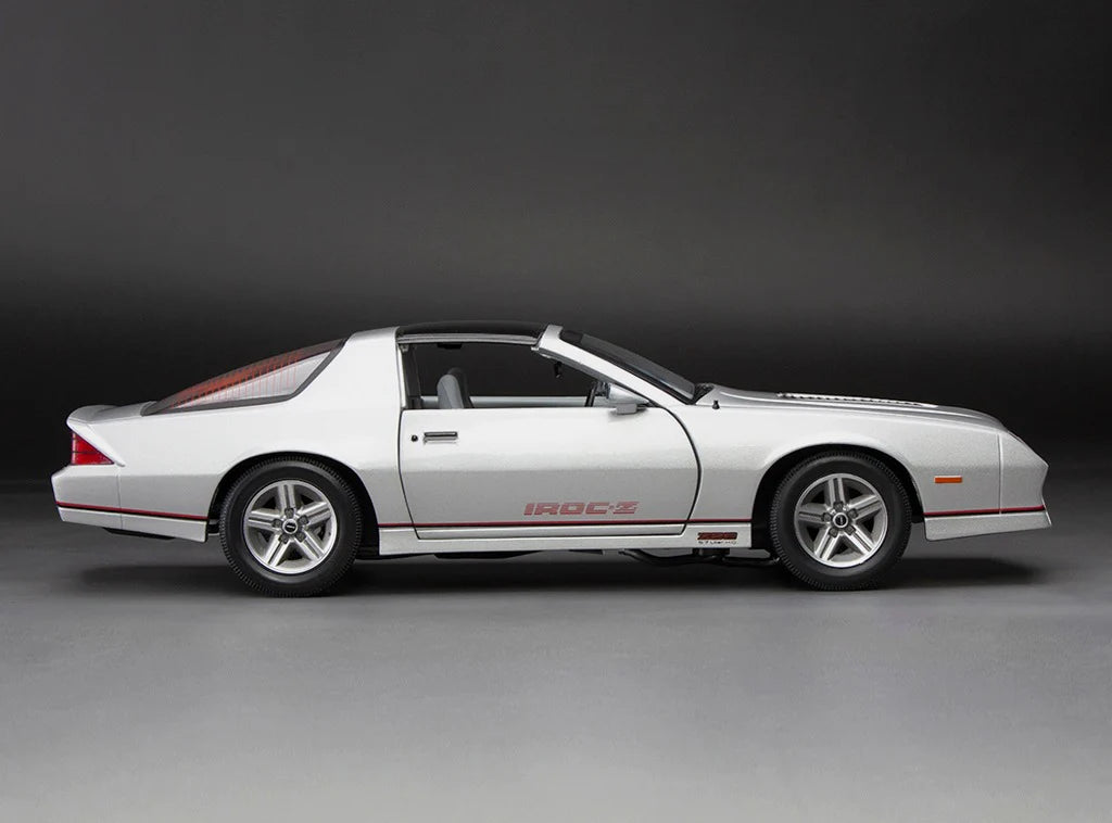Chevrolet Camaro IROC-Z silver 1985 - 1/18 Sun Star