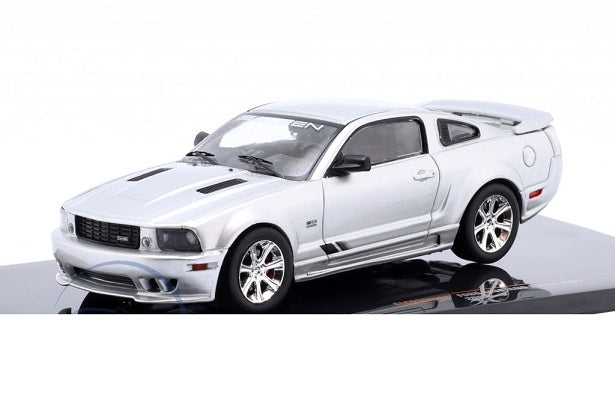 Ford Mustang Saleen S281 2005 cu vitrina plexiglass - 1/43 IxoModels