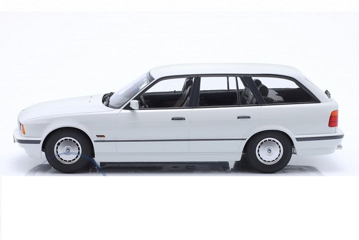 BMW 5-series Touring E34 1996 alb - 1/18 Triple9