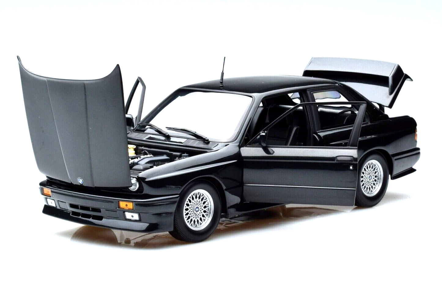 BMW M3 E30 Street 1987 negru metalic - 1/18 Minichamps
