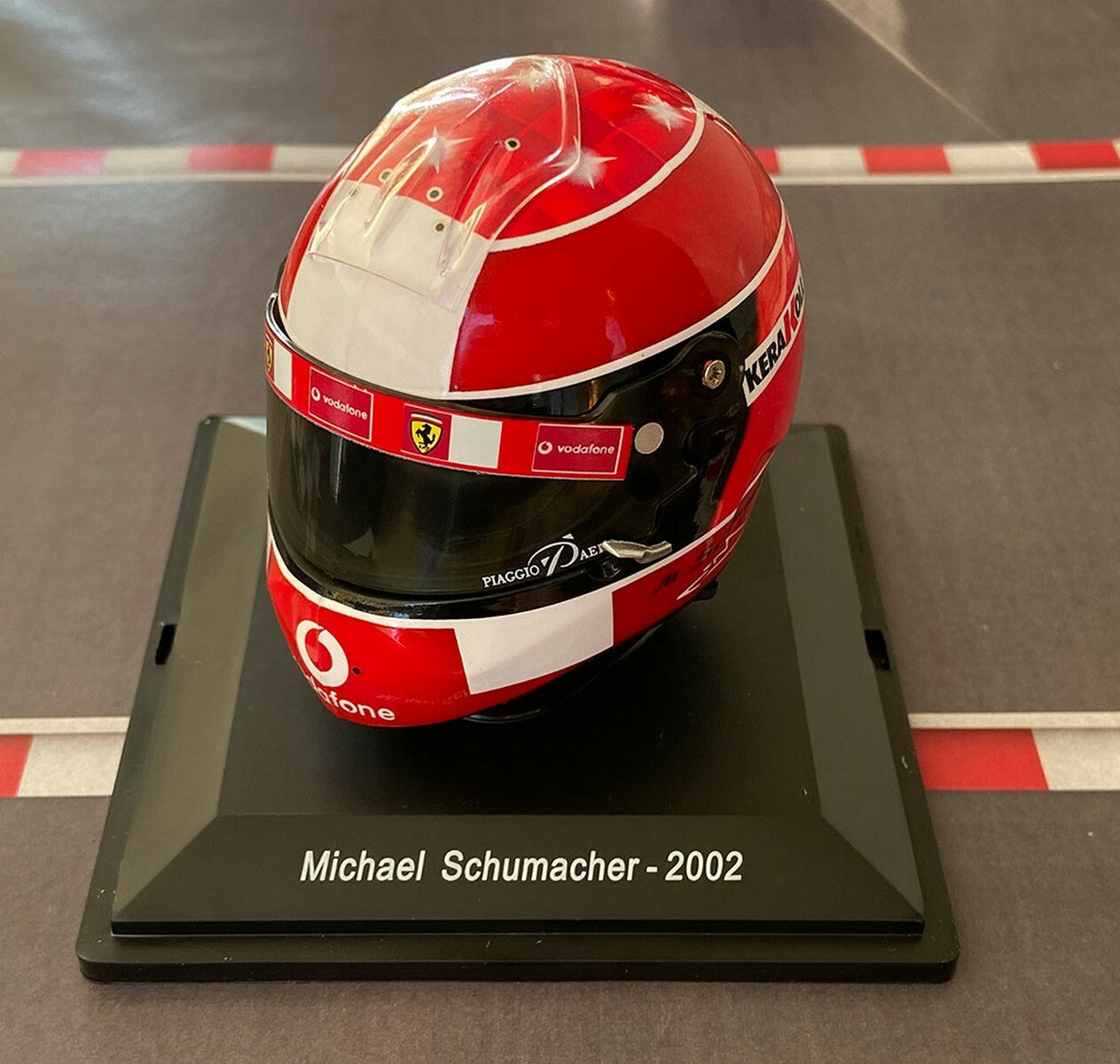 Casca M. Schumacher #1 Ferrari 2001B Formula 1 World Champion 2002 cu vitrina plexiglass - 1/5 Spark
