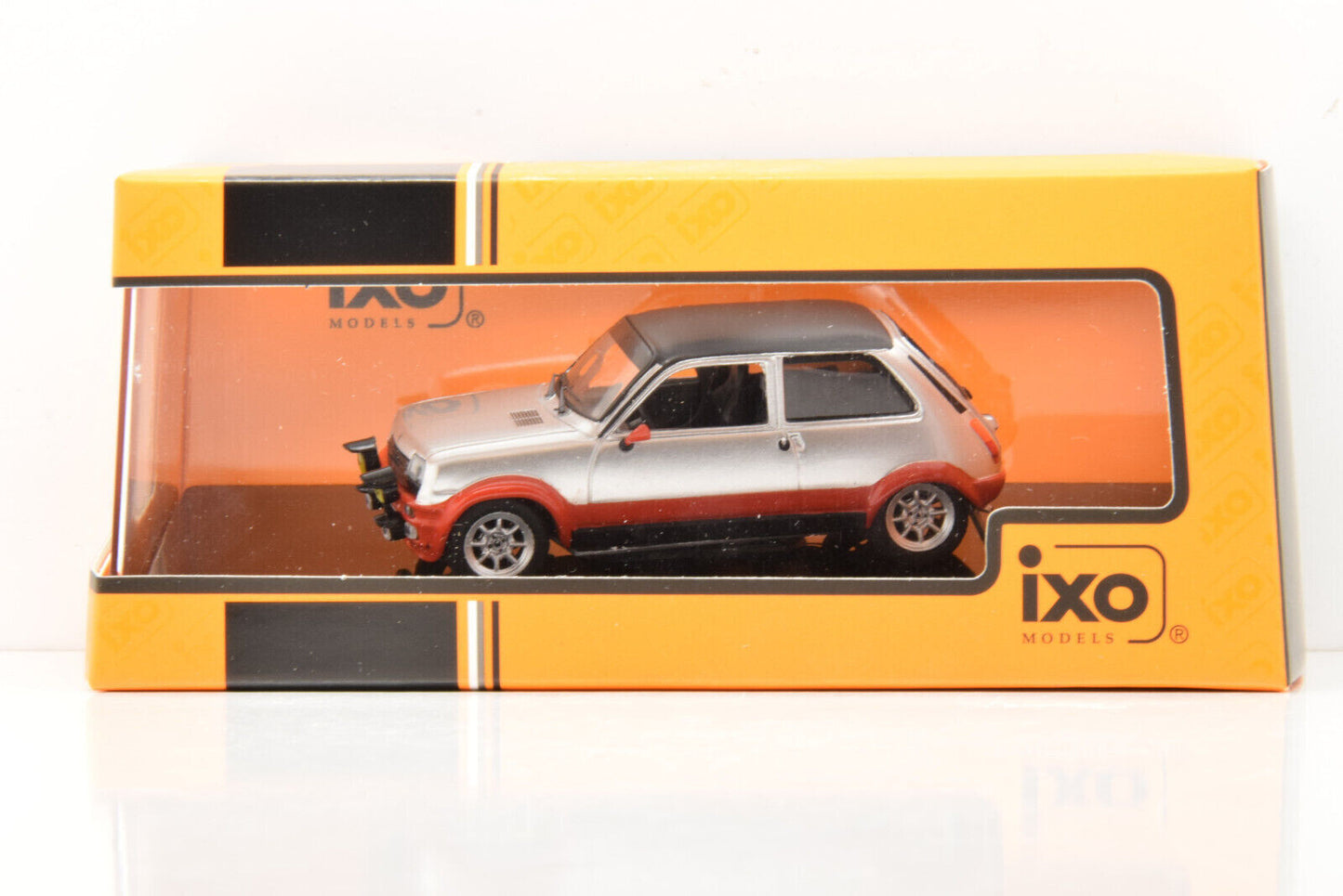 Renault 5 Alpine Gr.2 1978 cu vitrina plexiglass - 1/43 IxoModels