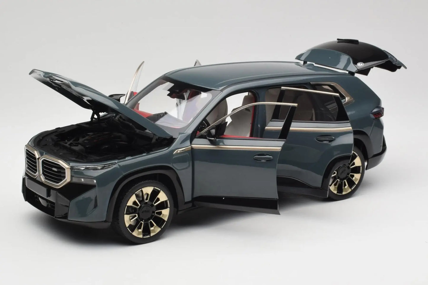 BMW XM 2023 green metallic - 1/18 Minichamps