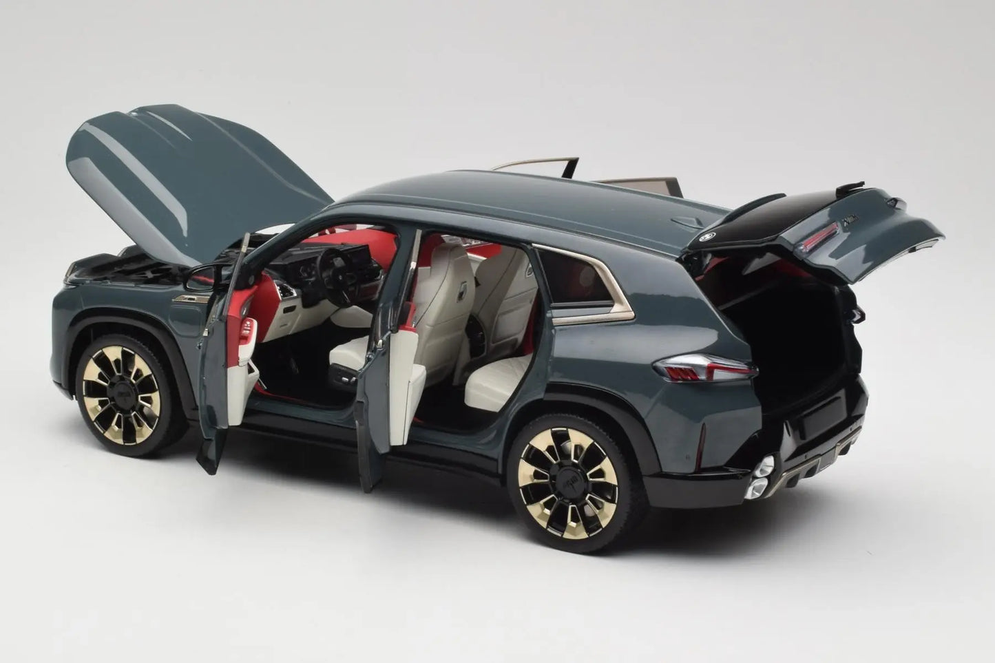 BMW XM 2023 green metallic - 1/18 Minichamps
