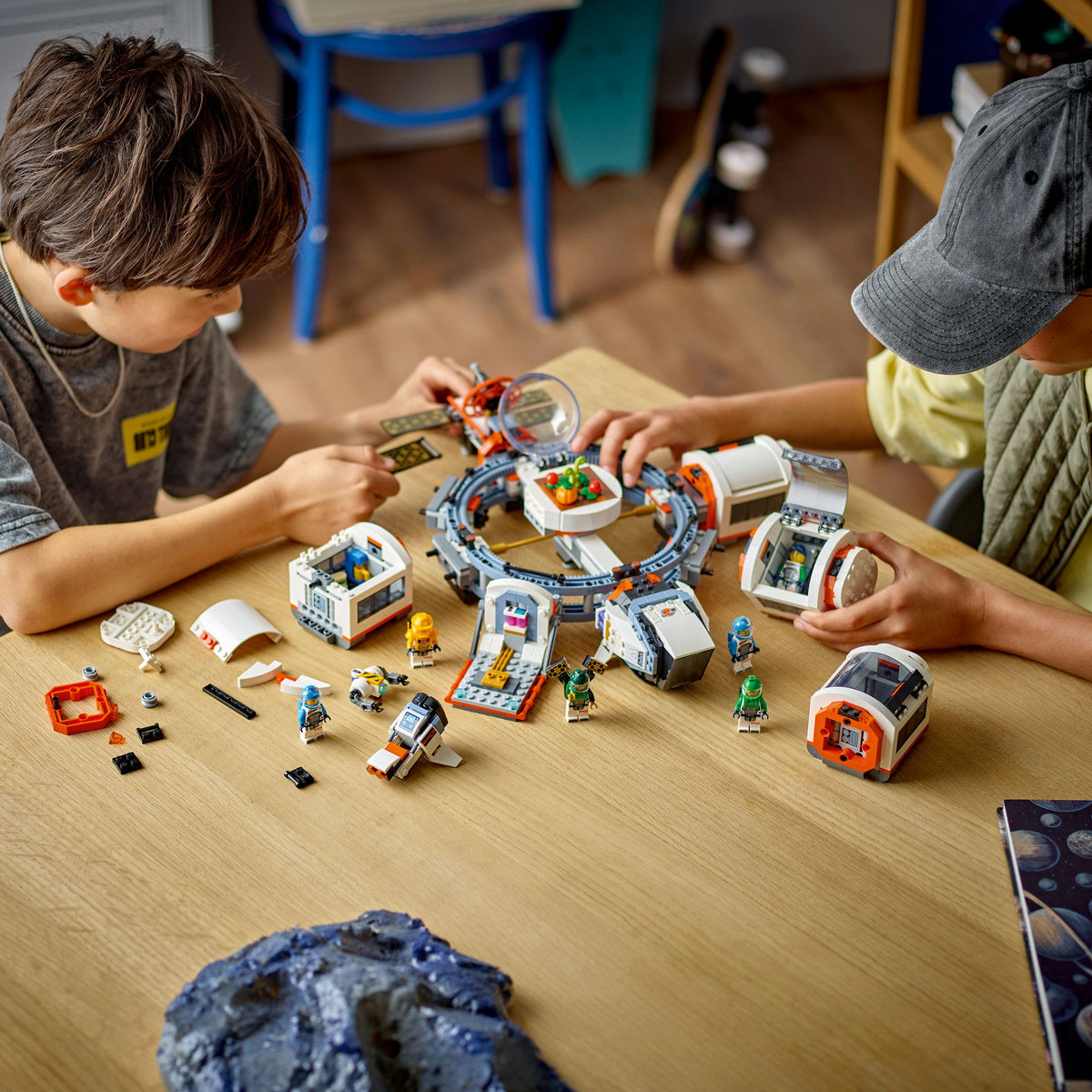 LEGO City 60433 - Statie spatiala modulara (1097 piese)