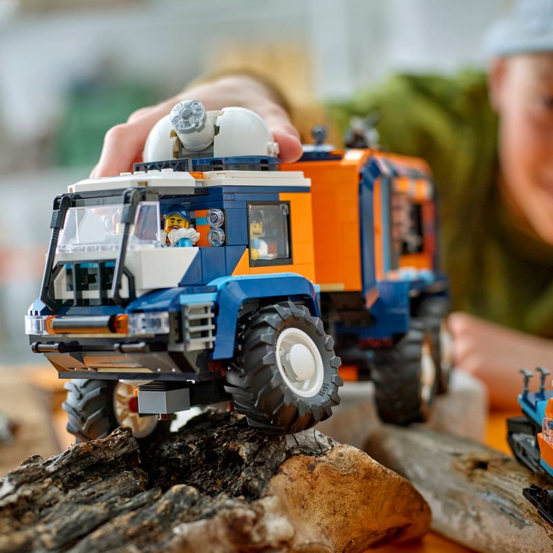 LEGO City 60471 - Camionul laborator stiintific al exploratorilor arctici (1064 piese)