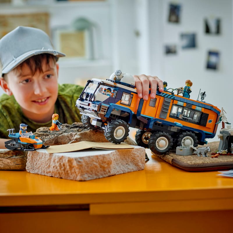 LEGO City 60471 - Camionul laborator stiintific al exploratorilor arctici (1064 piese)