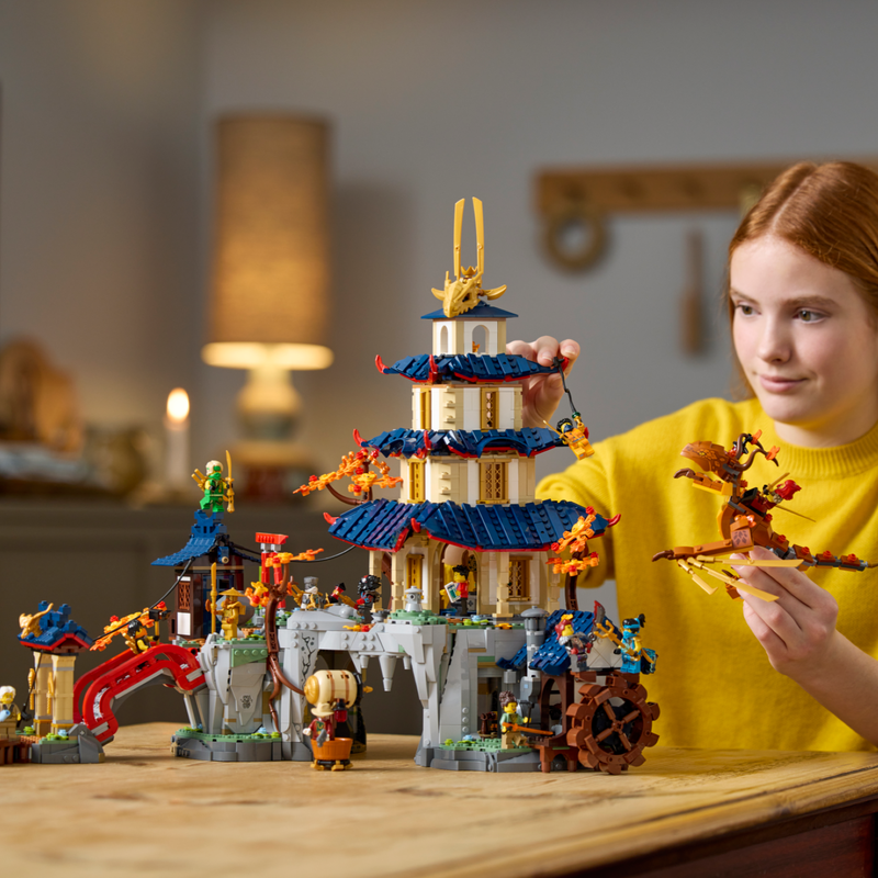 LEGO NINJAGO 71814 - Orasul templelor la turneu (3489 piese)