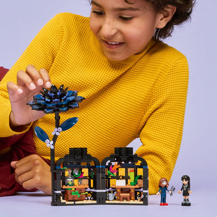 LEGO Wednesday 76784 - Floare de dalie neagra (358 piese)