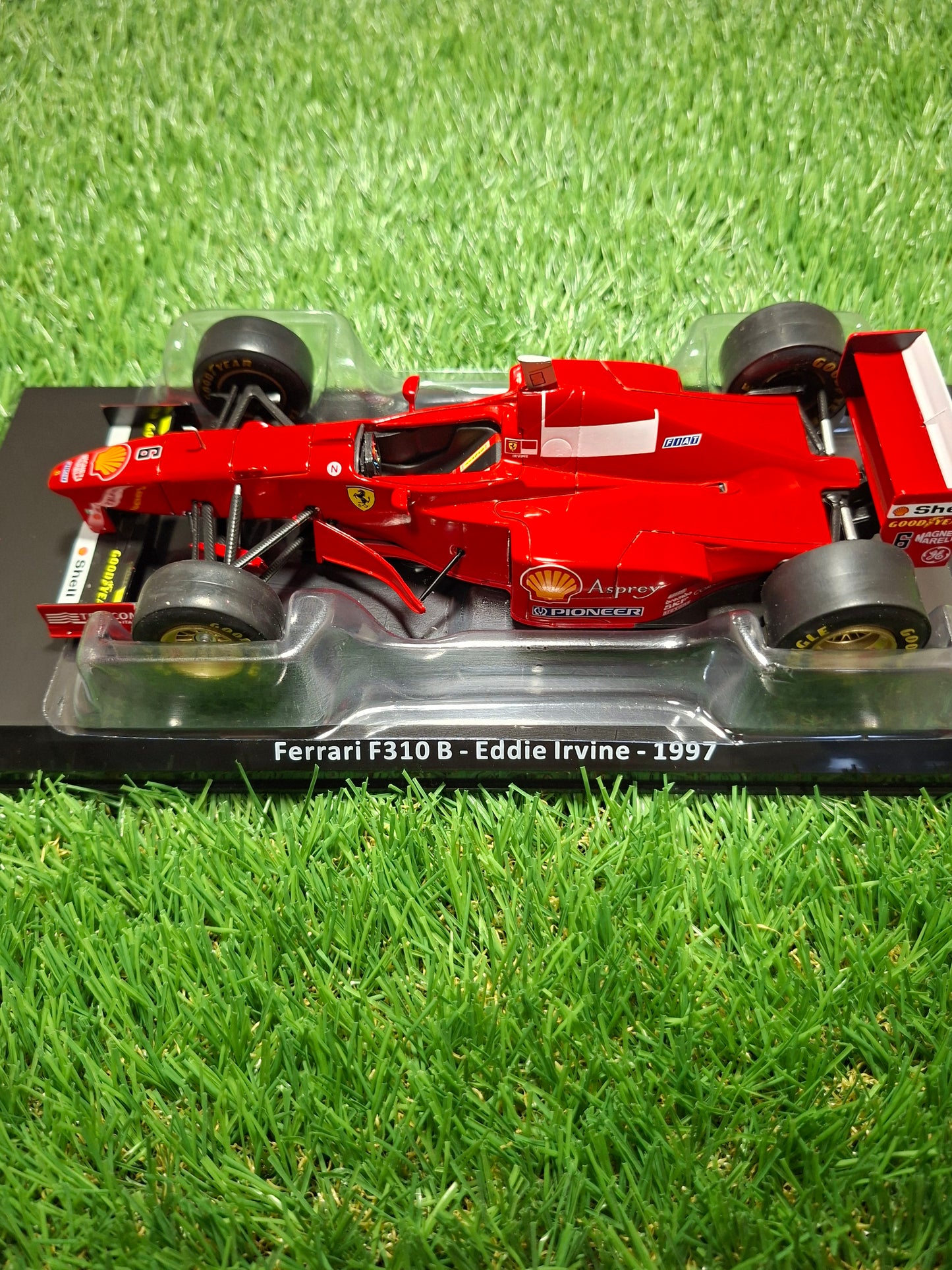 Formula 1 Ferrari F310B - Eddie Irvine 1997 cu vitrina plexiglass - 1/24 Edicola
