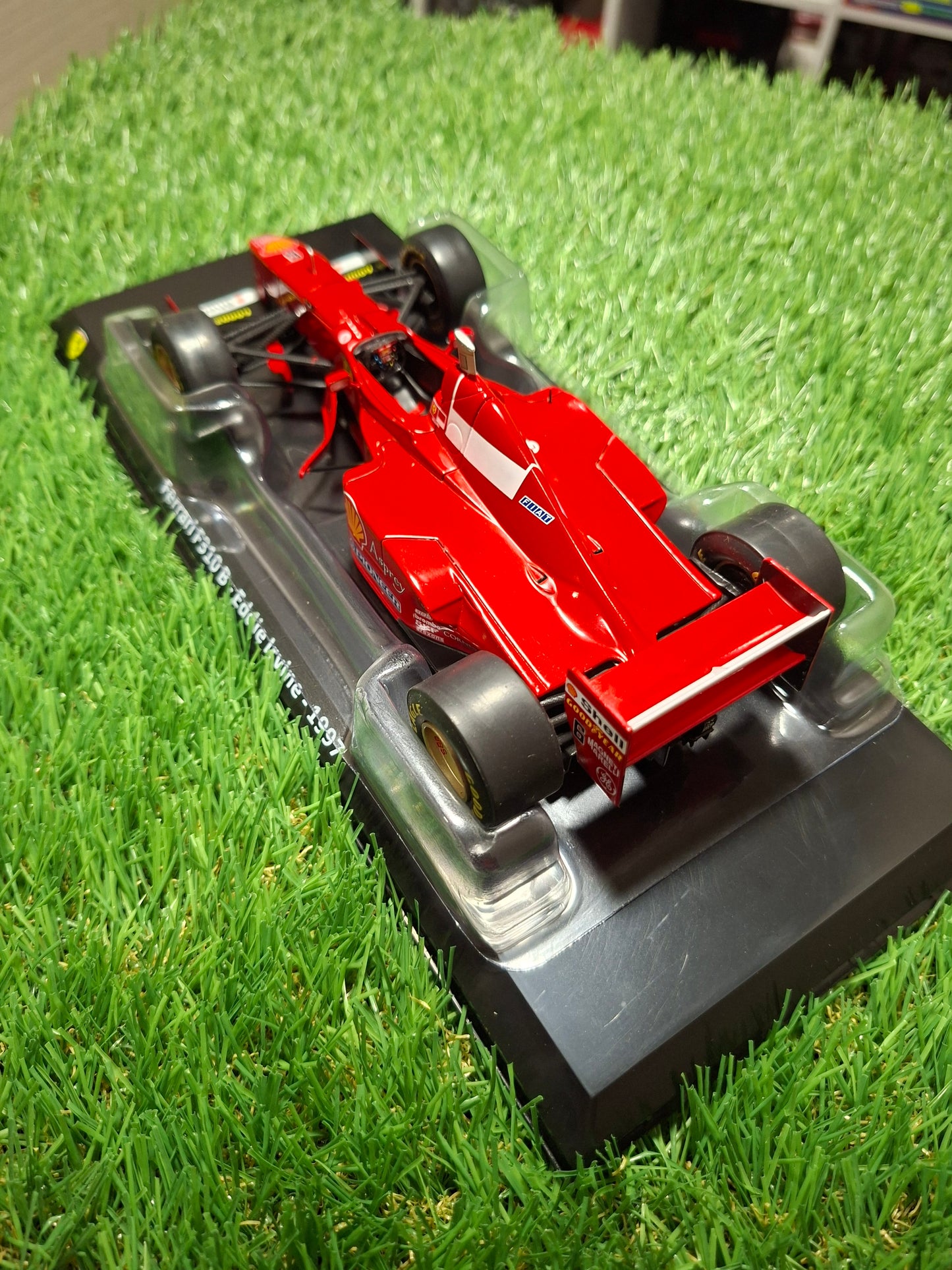 Formula 1 Ferrari F310B - Eddie Irvine 1997 cu vitrina plexiglass - 1/24 Edicola