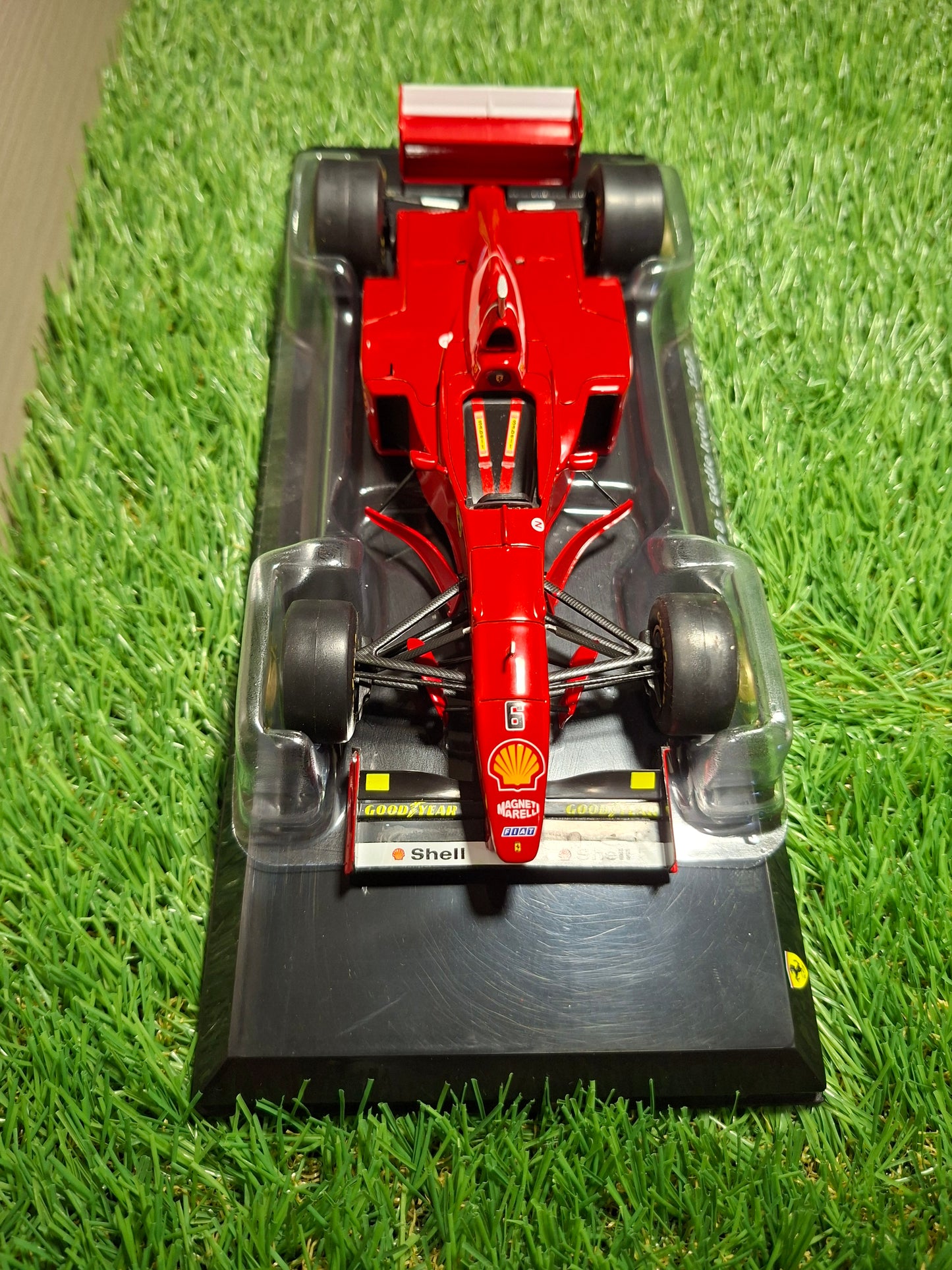 Formula 1 Ferrari F310B - Eddie Irvine 1997 cu vitrina plexiglass - 1/24 Edicola