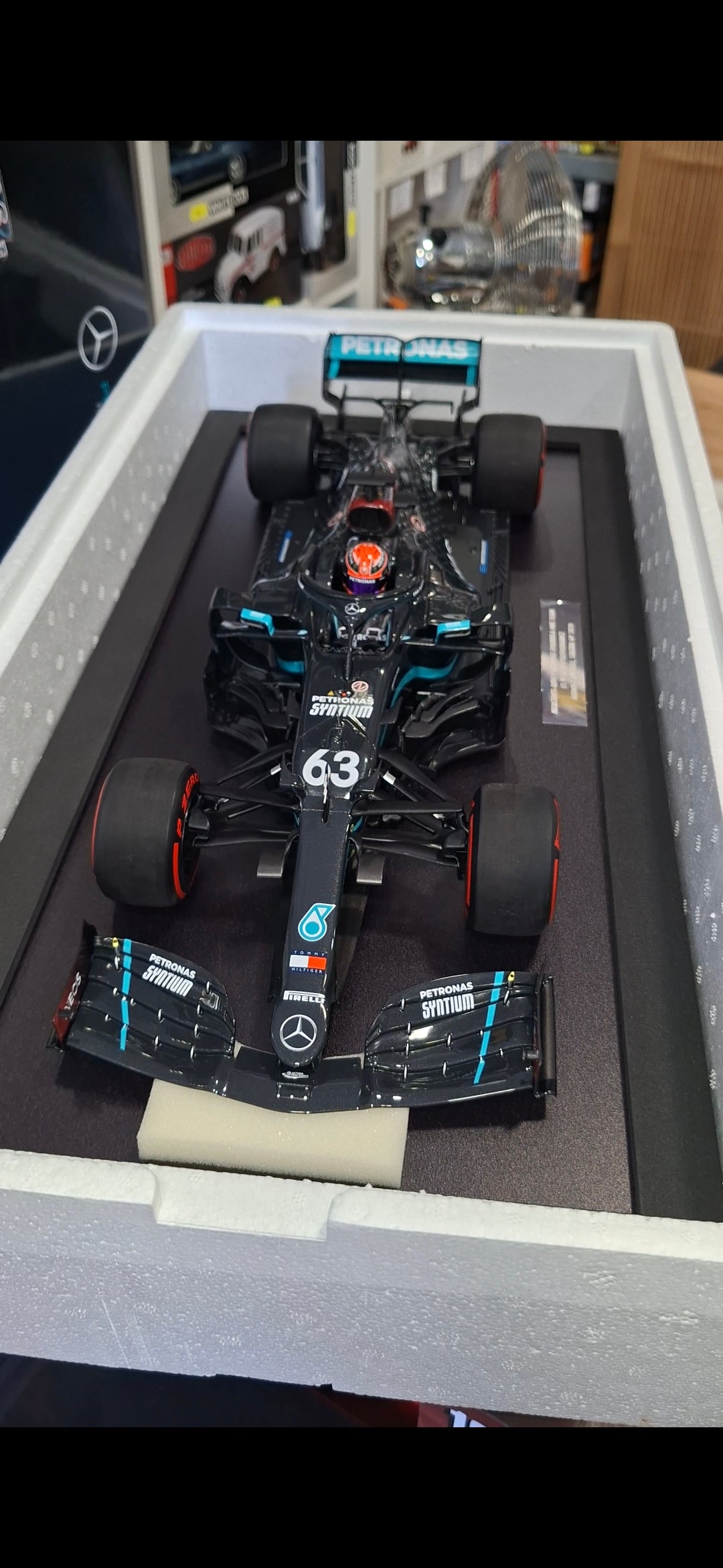 Formula 1 Mercedes-AMG George Russell F1 W11 #63 Sakhir GP 2020 cu vitrina plexiglass EDITIE LIMITATA 1/111pcs - 1/12 Minichamps