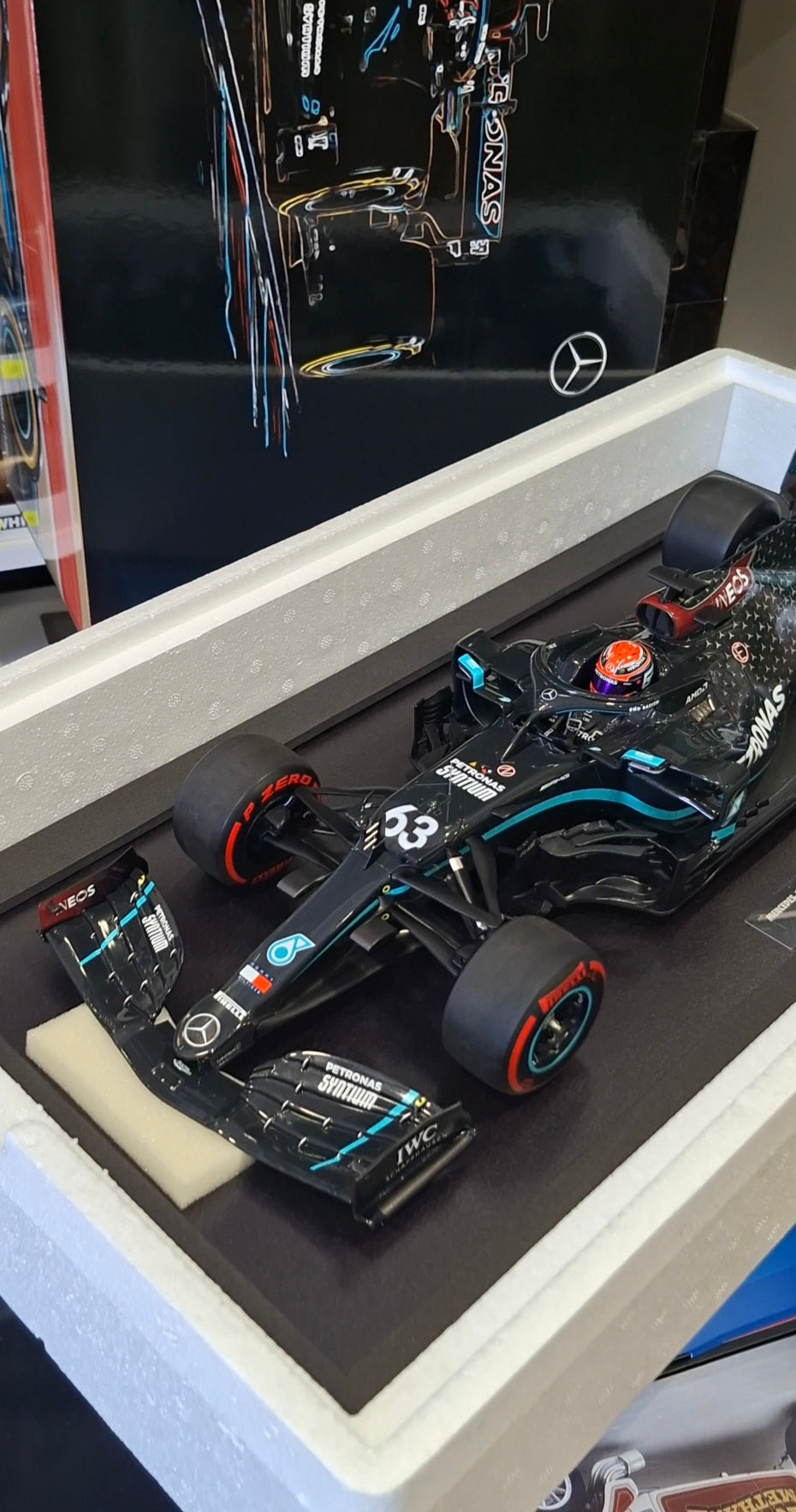 Formula 1 Mercedes-AMG George Russell F1 W11 #63 Sakhir GP 2020 cu vitrina plexiglass EDITIE LIMITATA 1/111pcs - 1/12 Minichamps