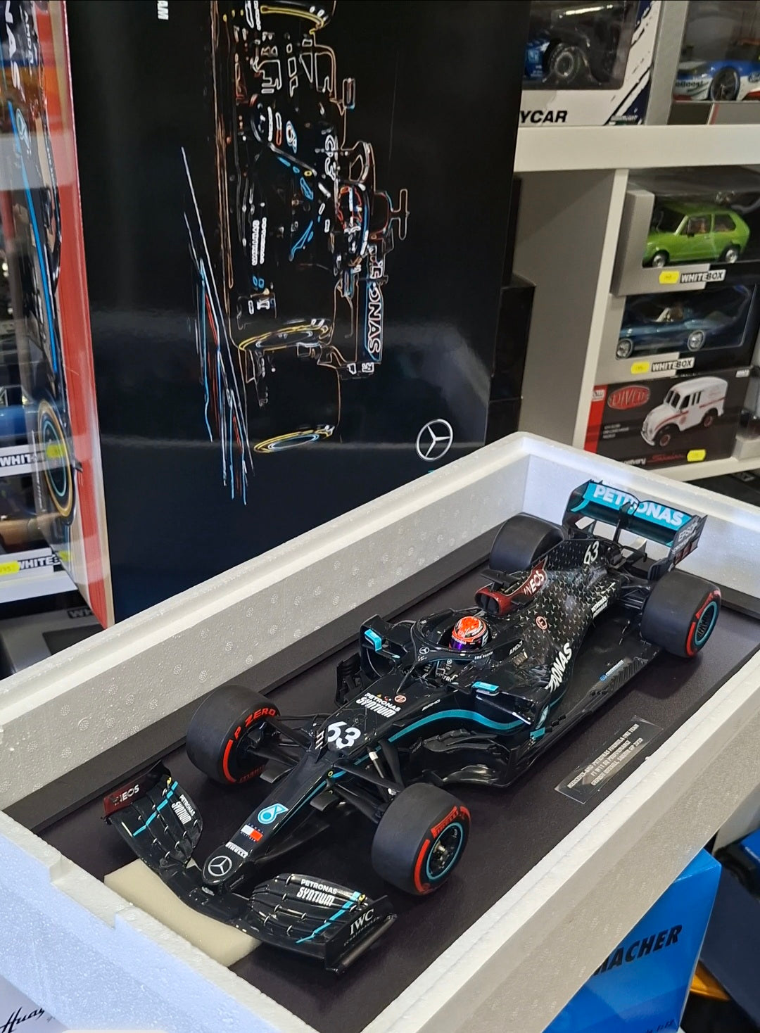 Formula 1 Mercedes-AMG George Russell F1 W11 #63 Sakhir GP 2020 cu vitrina plexiglass EDITIE LIMITATA 1/111pcs - 1/12 Minichamps