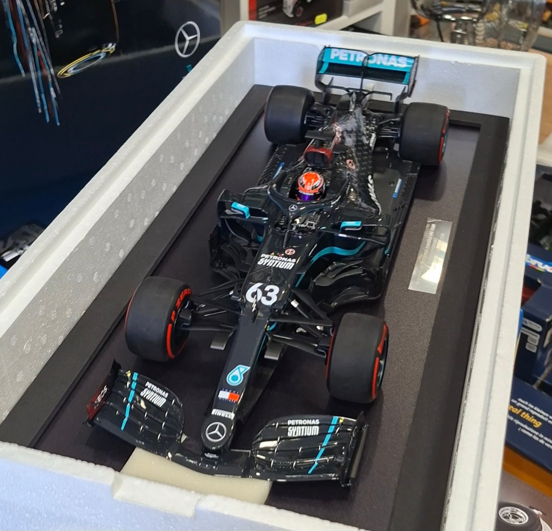 Formula 1 Mercedes-AMG George Russell F1 W11 #63 Sakhir GP 2020 cu vitrina plexiglass EDITIE LIMITATA 1/111pcs - 1/12 Minichamps
