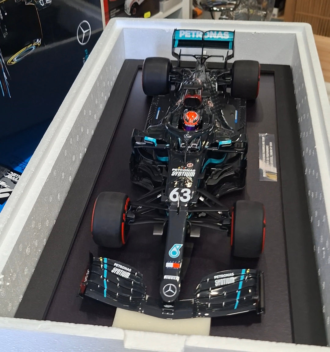Formula 1 Mercedes-AMG George Russell F1 W11 #63 Sakhir GP 2020 cu vitrina plexiglass EDITIE LIMITATA 1/111pcs - 1/12 Minichamps