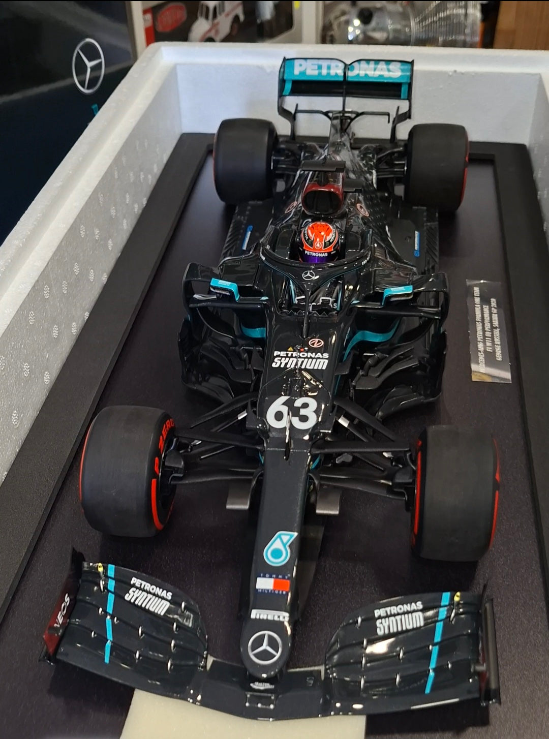 Formula 1 Mercedes-AMG George Russell F1 W11 #63 Sakhir GP 2020 cu vitrina plexiglass EDITIE LIMITATA 1/111pcs - 1/12 Minichamps