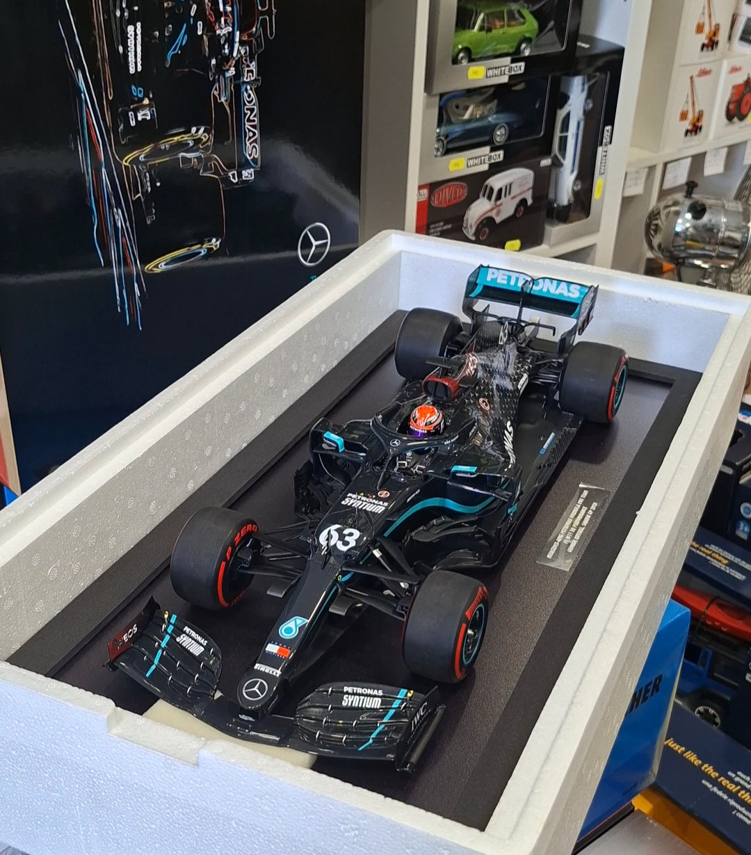 Formula 1 Mercedes-AMG George Russell F1 W11 #63 Sakhir GP 2020 cu vitrina plexiglass EDITIE LIMITATA 1/111pcs - 1/12 Minichamps