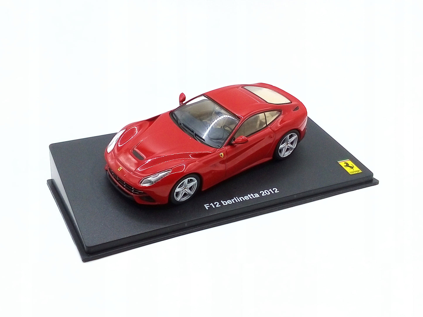 Ferrari F12 Berlinetta 2012 cu vitrina plexiglass - 1/43 Altaya
