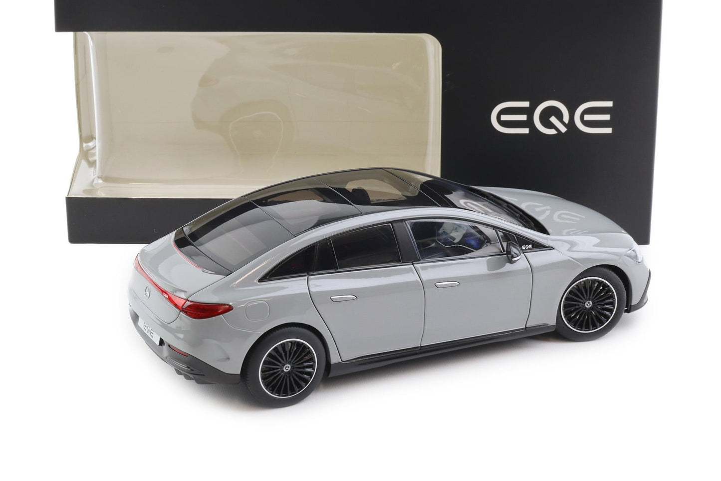 Mercedes-Benz EQE 2022 alpine gray - 1/18 NZG
