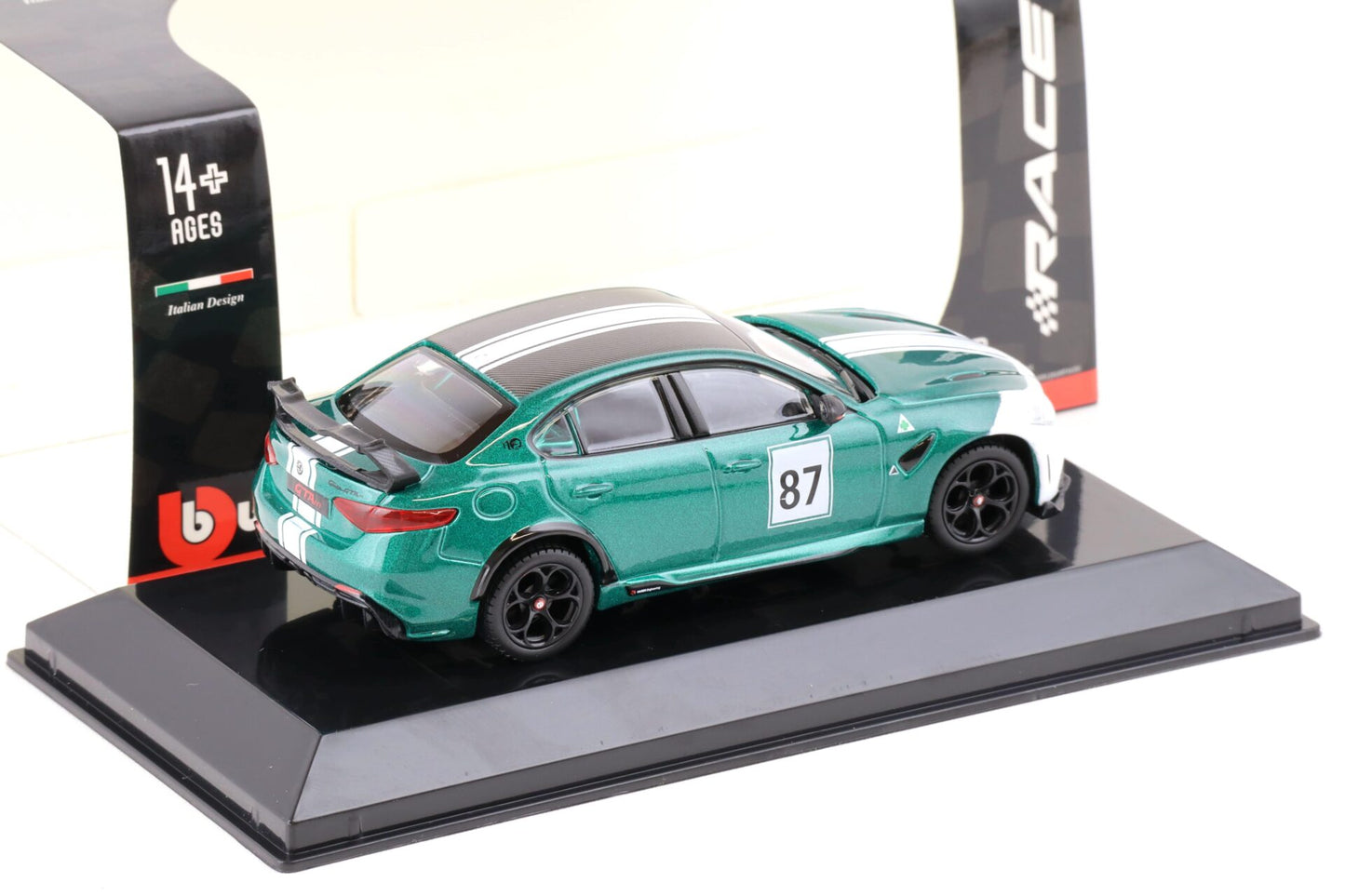 Alfa Romeo Giulia GTAm #87 cu vitrina plexiglass - 1/43 Bburago