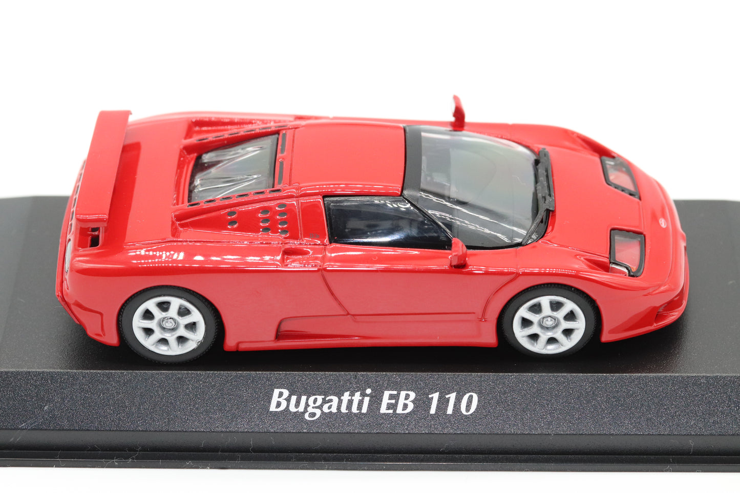 Bugatti EB 110 rosu 1994 cu vitrina plexiglass - 1/43 Maxichamps