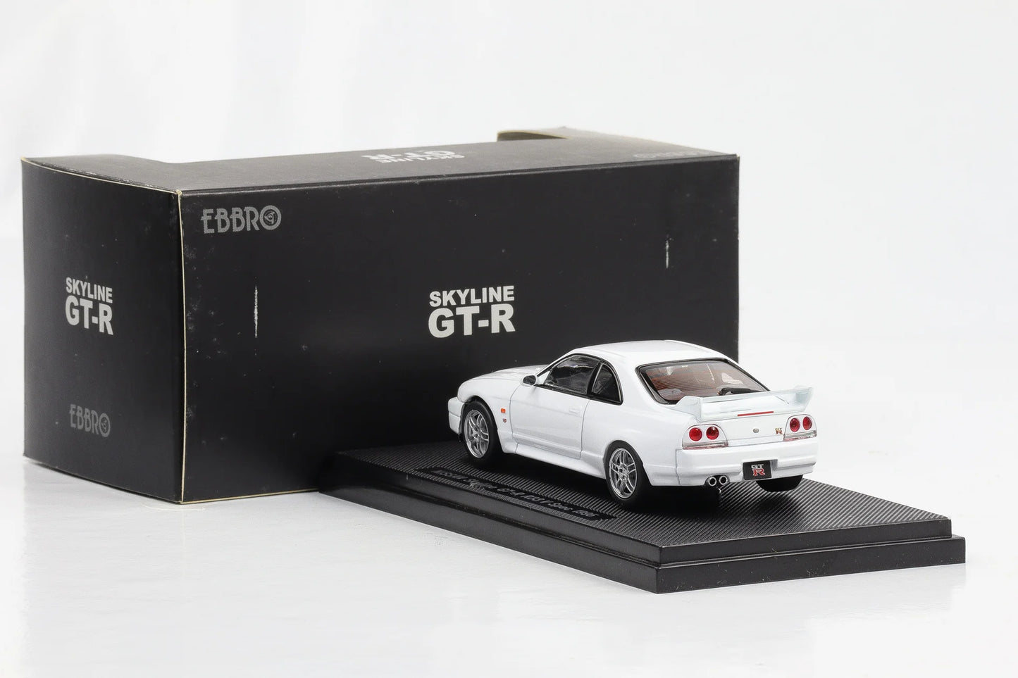 Nissan Skyline GT-R R33 V Spec 1995 alb cu vitrina plexiglass - 1/43 Ebbro