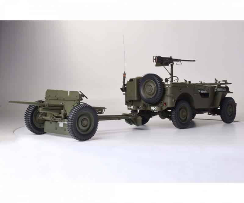 Jeep Willys kit de asamblat 870 piese cu lumini si sunete - 1/8 IxoCollections