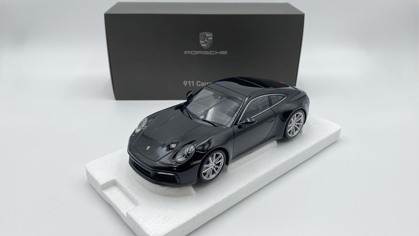Porsche 911 Carrera 4S  negru - 1/18 Minichamps