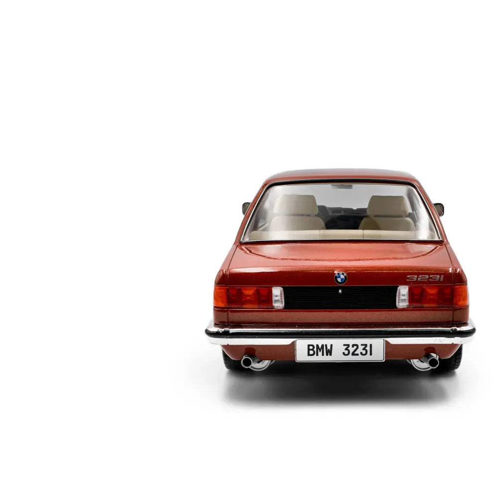 BMW 323i caramiziu - 1/18 Solido