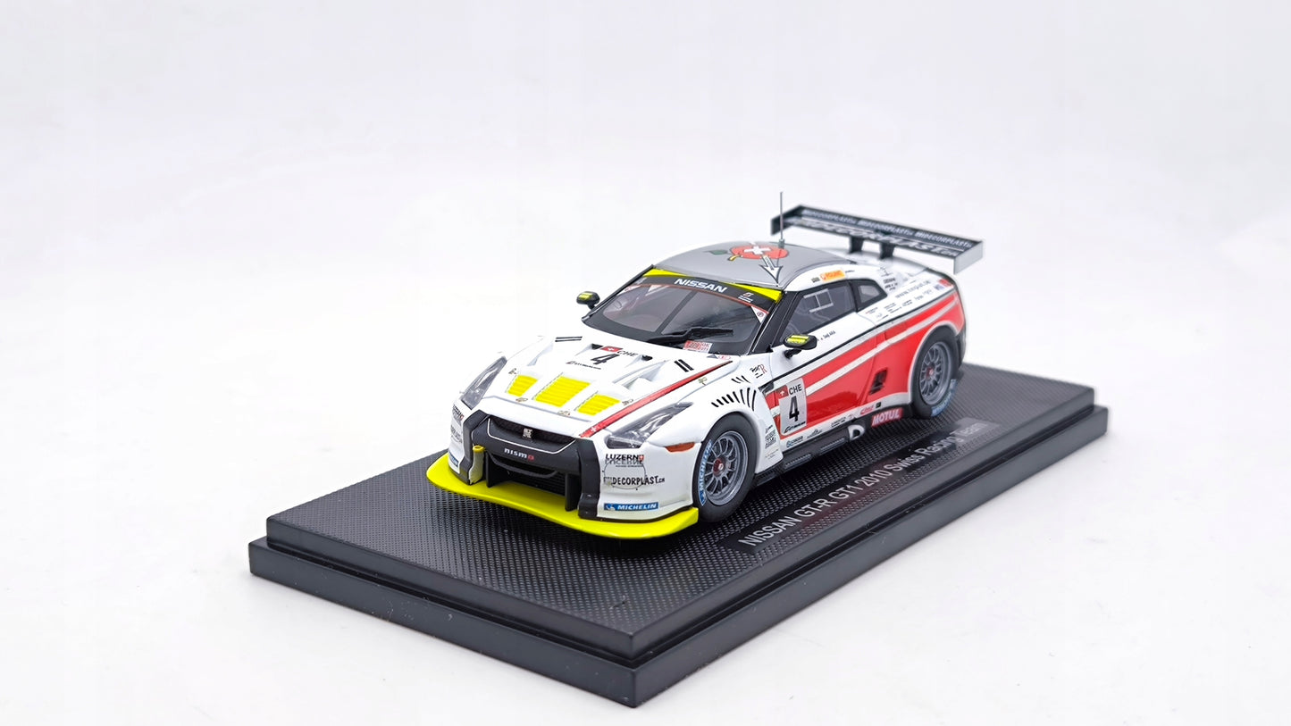 Nissan GT-R GT1 2010 Swiss Racing Team cu vitrina plexiglass - 1/43 Ebbro