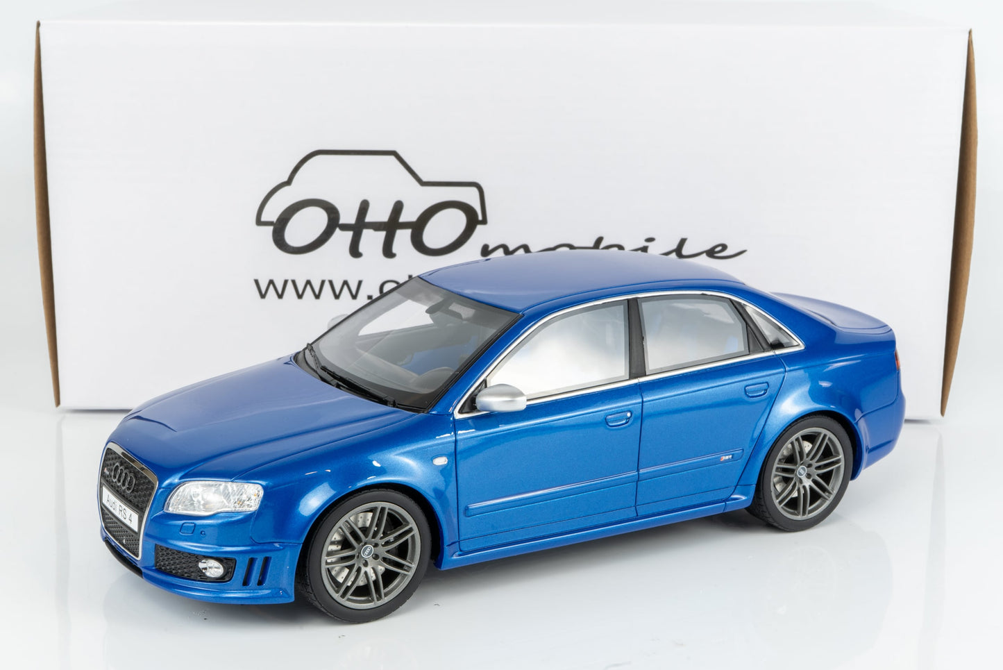 Audi RS4 B7 Sedan albastru - 1/18 Otto Mobile