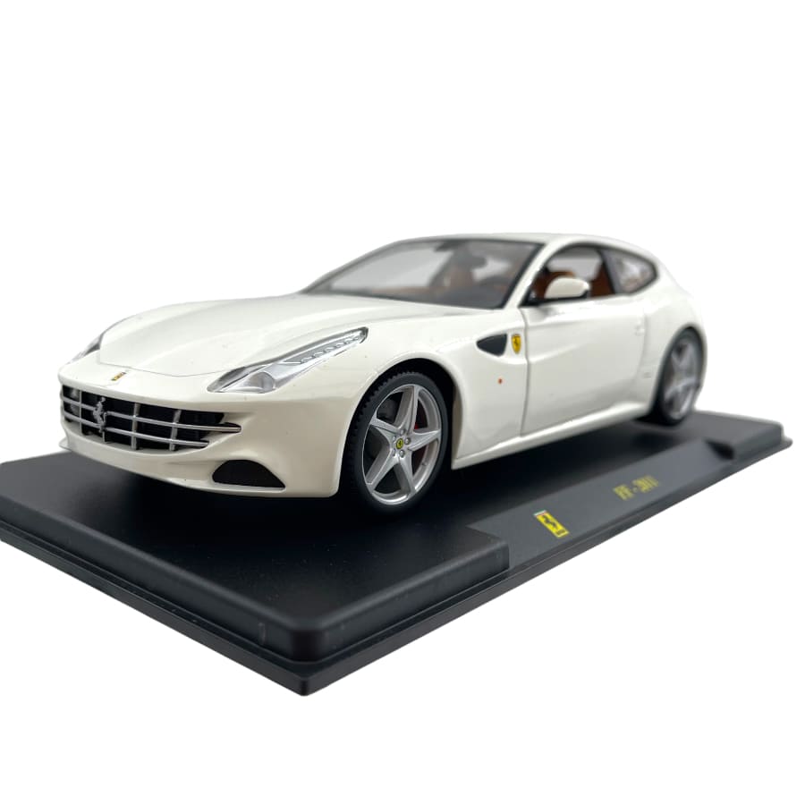 Ferrari FF 2011 alb cu vitrina plexiglass - 1/24 Bburago