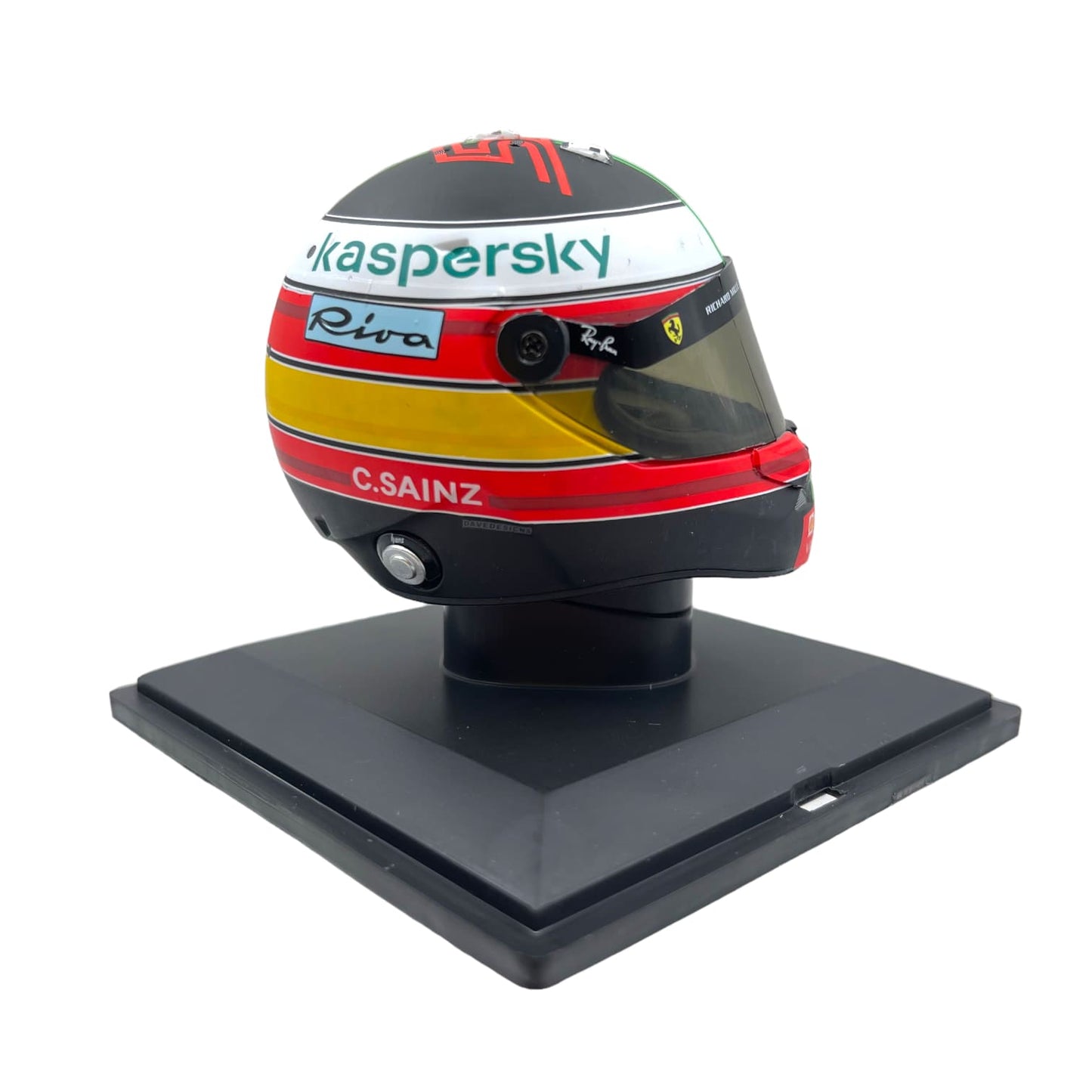 Casca Carlos Sainz 2021 cu vitrina plexiglass - 1/5 Spark