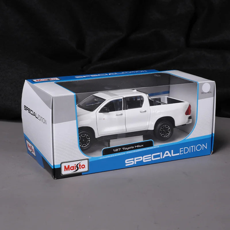 Toyota Hilux alba - 1/27 Maisto
