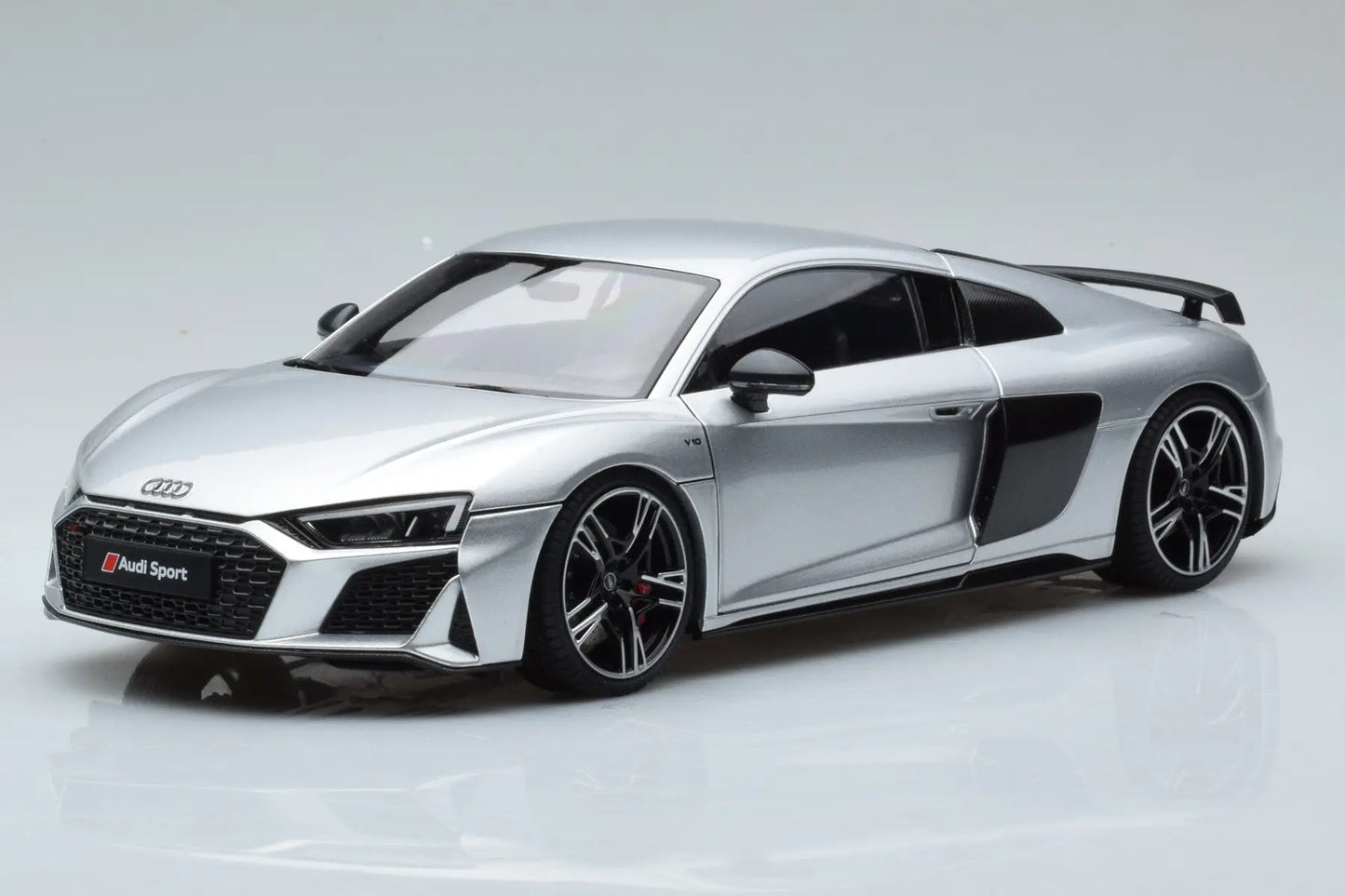 Audi R8 Coupe silver - 1/18 KengFai