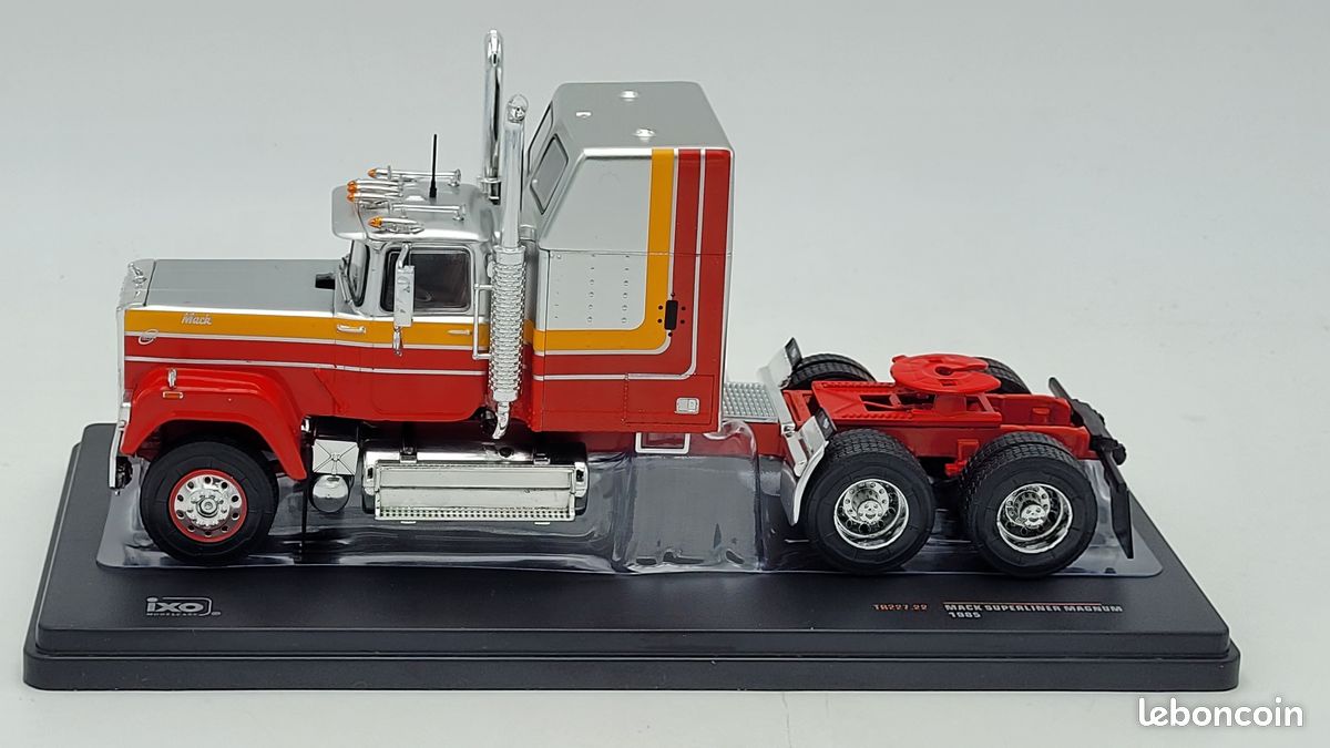 Camion Cap Tractor Mack Superliner Magnum 1985 cu vitrina plexiglass - 1/43 Ixo Modelcars