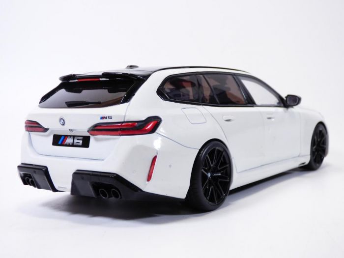 BMW M5 Touring 2025 alb - 1/18 Solido