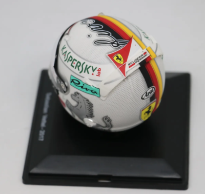 Casca Sebastian Vettel Scuderia Ferrari #5 Formula 1 2017 cu vitrina plexiglass - 1/5 Spark Editions