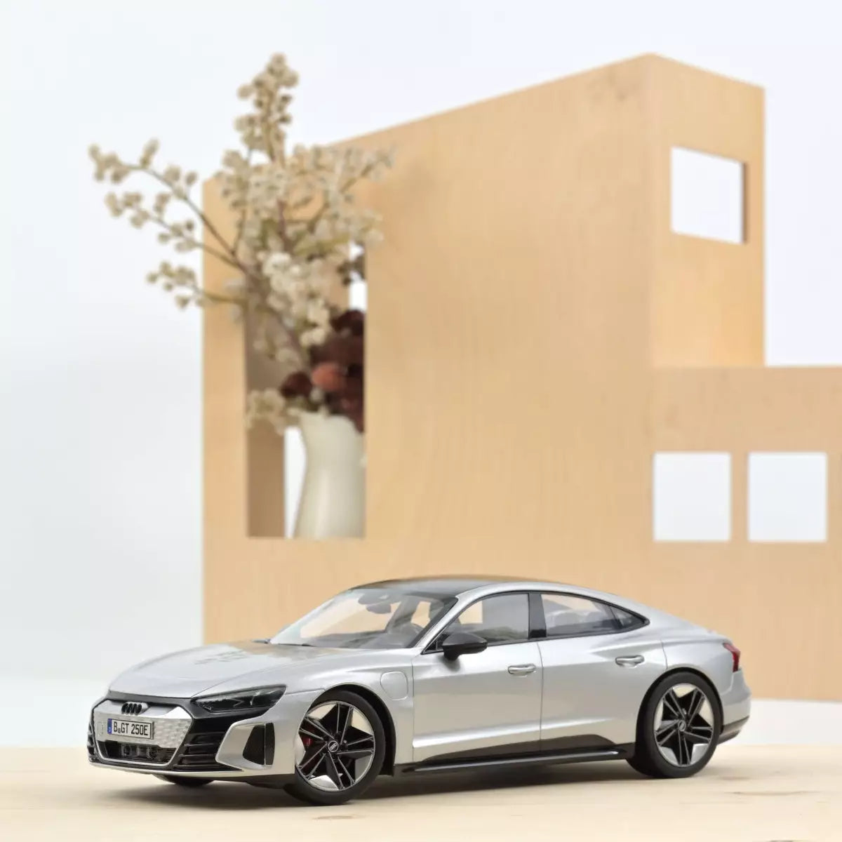 Audi RS e-tron GT 2021 argintiu - 1/18 Norev