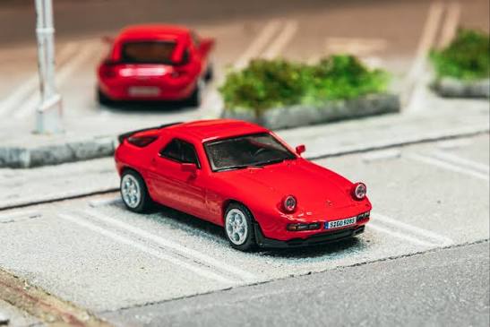 Porsche 928 S rosu - 1/64 Tarmac Works