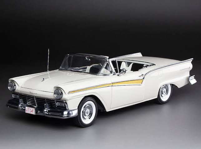 Ford Fairlane 500 Skyliner 1957 colonial white - 1/18 Sun Star