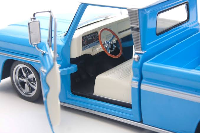 Chevrolet C-10 Styleside Pickup Lowrider blue 1965 - 1/18 Sun Star