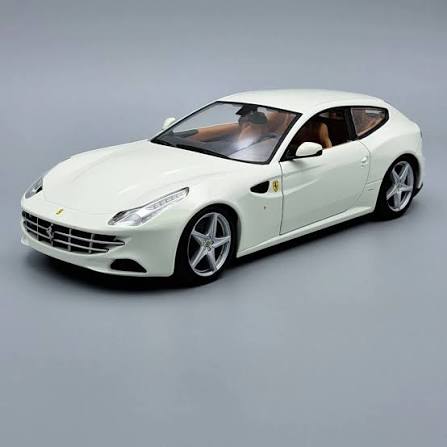 Ferrari FF 2011 alb cu vitrina plexiglass - 1/24 Bburago